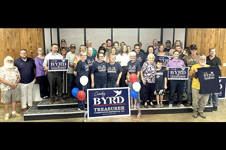 Large crowd welcomes Cindy Byrd home
