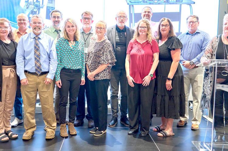 TENFORTUNATESCHOOLSWEREAWARDEDACLASSROOMFLIGHTSIMULATORATTHEANNUALCELEBRATORY BANQUET JUNE 10 AT OKLAHOMA CITY’S INNOVATION HALL. Tupelo High School, represented by aviation instructor, Kathy Ingram (center front), was one of the recipients. This piece 
