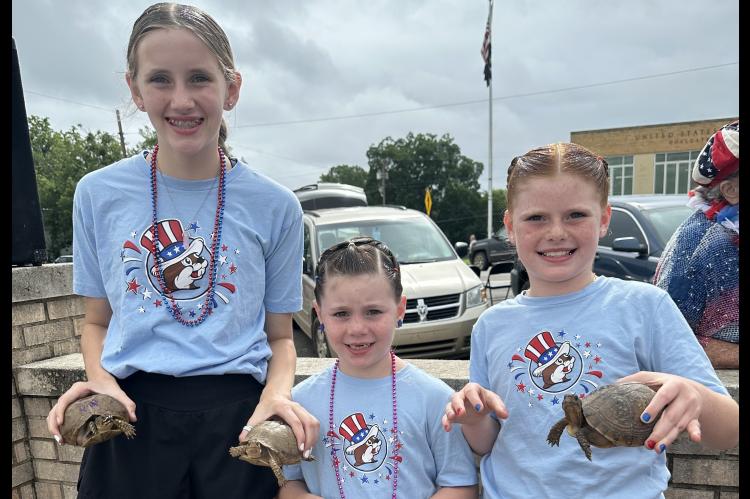 Payzlee, Alyvia and Oaklyn Hamer getting ready for the annual turtle race.