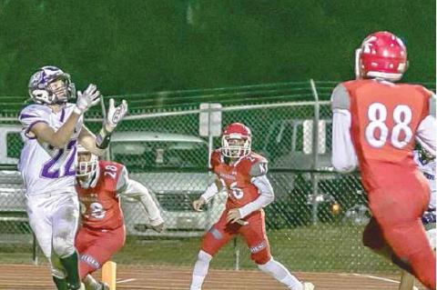 —Photo by Sherry Loudermilk COALGATE VS KINGSTON — Sophomore Gavin Blue #22 catches a pass for a Wildcat touchdown.